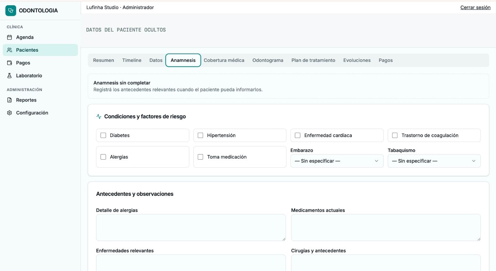 Pantalla anonimizada de anamnesis con condiciones, factores de riesgo y antecedentes clínicos