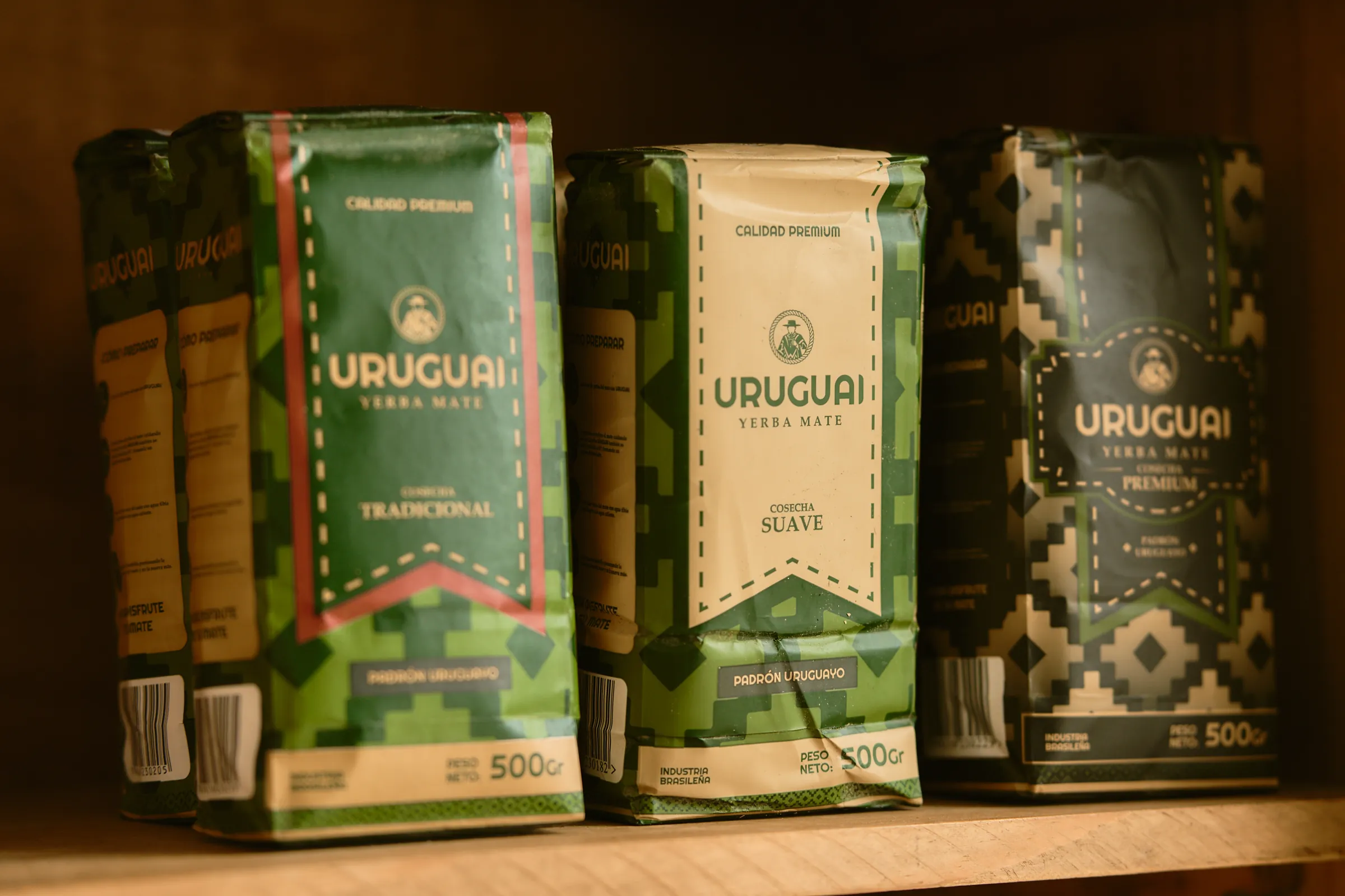 Paquetes de yerba mate Uruguaí sobre una mesa de madera